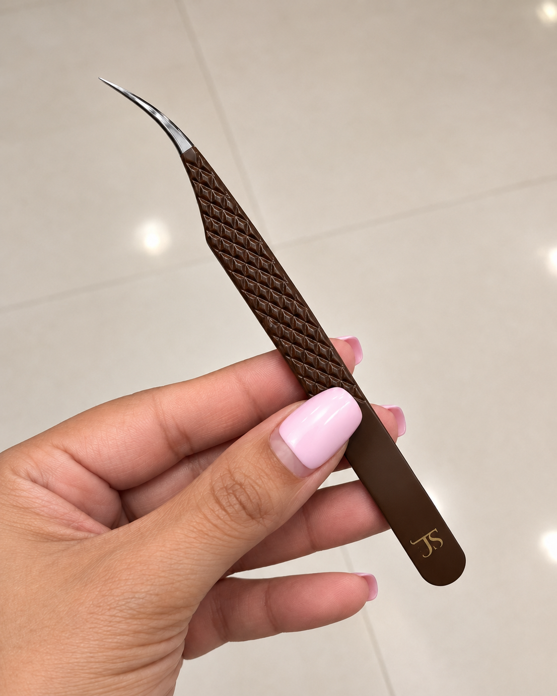 Mocha Curved Isolation Tweezer